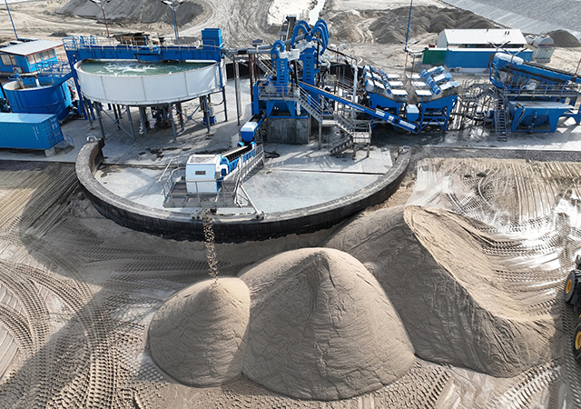 The CDE wash plant is delivering over 2,500 tonnes of fine sand for pipe bedding and almost 1,800 tonnes of coarse beach sand every day.